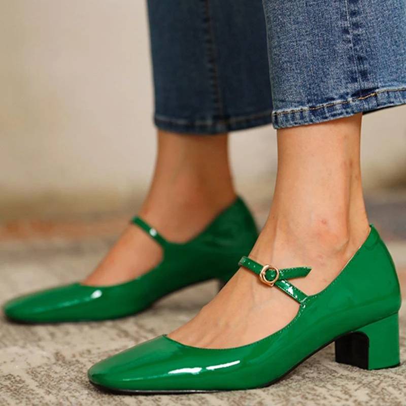 Mary Jane - klassische Schuhe aus Lackleder