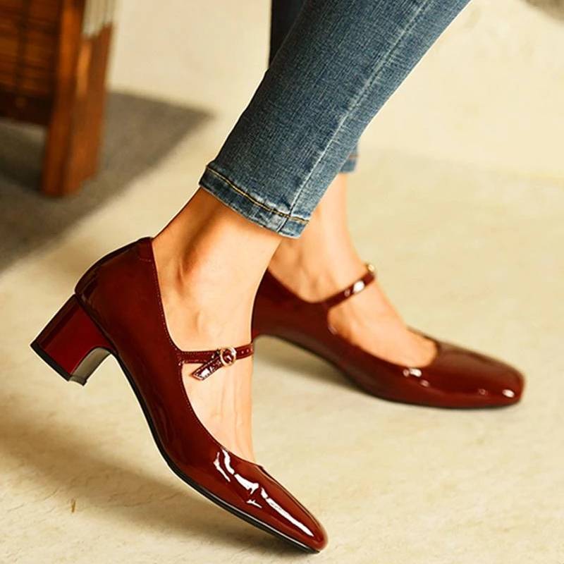Mary Jane - klassische Schuhe aus Lackleder