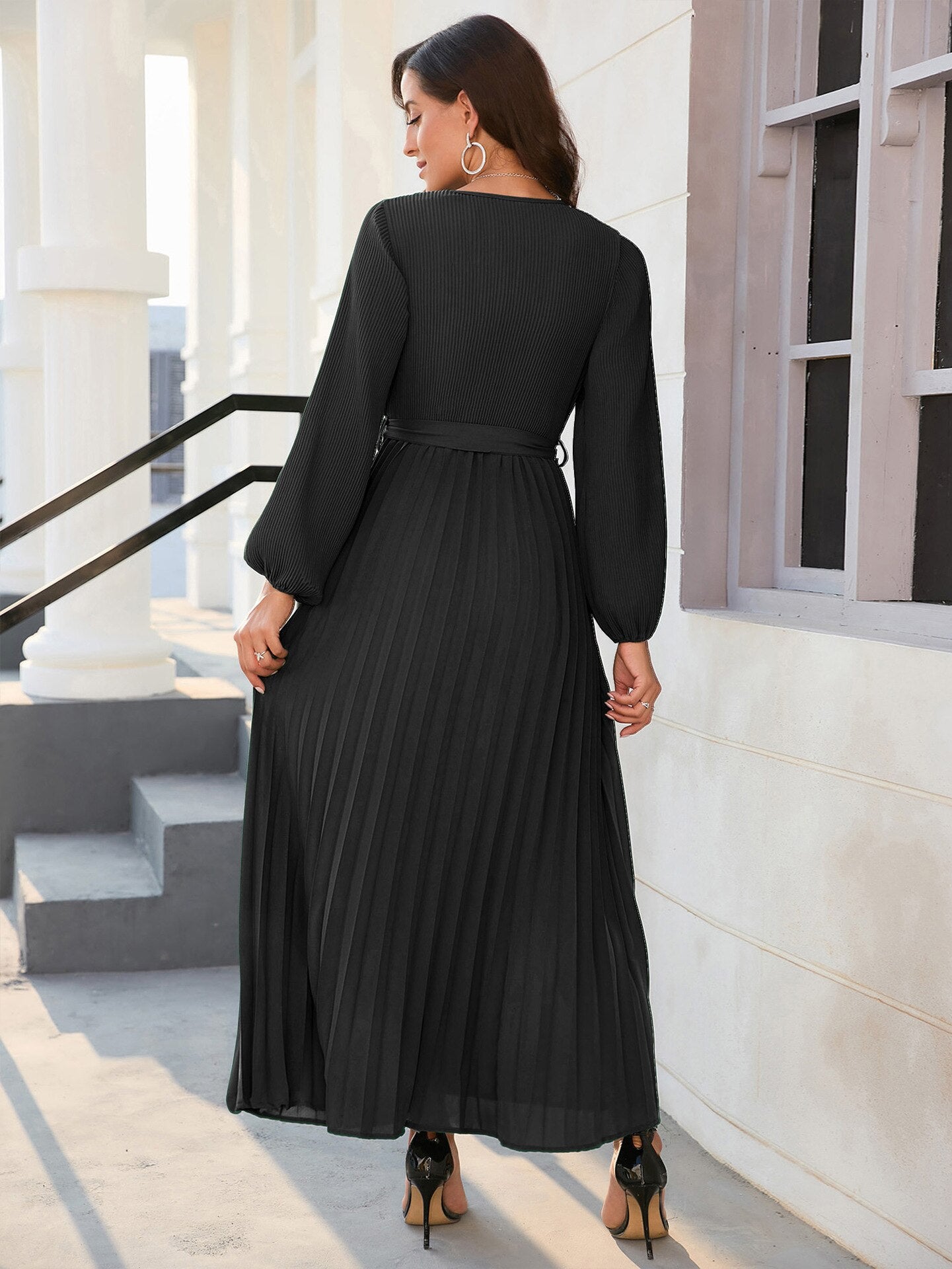 Daria - Plissiertes langes Kleid mit V-Ausschnitt